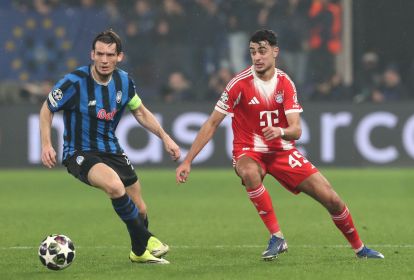 BERGAMO, ITALY - MARCH 10: Marten De Roon of Atalanta BC is challenged by Aleksandar Pavlovic during the UEFA Champions League 2025/26 Round of 16 First Leg match between Atalanta BC and FC Bayern München at Stadio di Bergamo on March 10, 2026 in Bergamo, Italy. (Photo by Marco Luzzani/Getty Images)