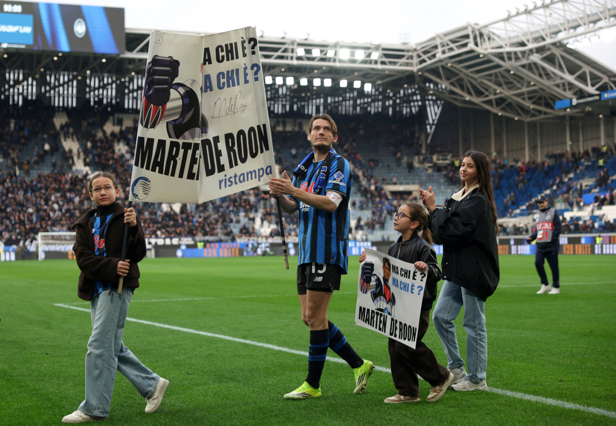 BERGAMO, ITALY - MARCH 22: Marten de Roon of Atalanta celebrates becoming the clubs record appearance holder with family members in front of the fans after the Serie A match between Atalanta BC and Hellas Verona FC at Gewiss Stadium on March 22, 2026 in Bergamo, Italy. (Photo by Francesco Scaccianoce/Getty Images)