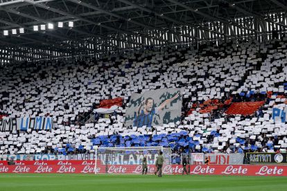 BERGAMO, ITALY - MARCH 22: Fans of Atalanta display a TIFO in support of Marten de Roon prior to the Serie A match between Atalanta BC and Hellas Verona FC at Gewiss Stadium on March 22, 2026 in Bergamo, Italy. (Photo by Francesco Scaccianoce/Getty Images)
