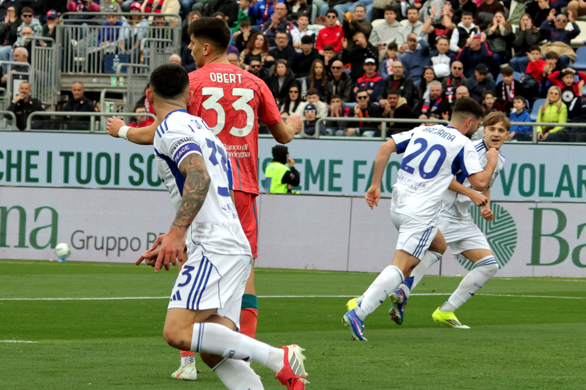 CAGLIARI, ITALY - MARCH 07: Martin Baturina of Como celebrates his goal 0-1 with team mates during the Serie A match between Cagliari Calcio and Como 1907 at Stadio Sant'Elia on March 07, 2026 in Cagliari, Italy. (Photo by Enrico Locci/Getty Images)
