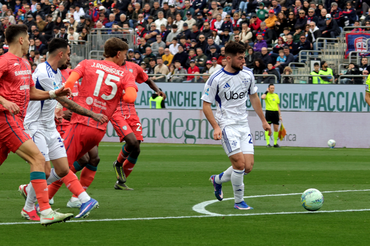 CAGLIARI, ITALY - MARCH 07: Martin Baturina of Como scores his goal 0-1 with team mates during the Serie A match between Cagliari Calcio and Como 1907 at Stadio Sant'Elia on March 07, 2026 in Cagliari, Italy. (Photo by Enrico Locci/Getty Images)
