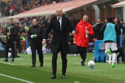 CREMONA, ITALY - MARCH 01: Massimiliano Allegri Head Coach of AC Milan reacts during the Serie A match between US Cremonese and AC Milan at Stadio Giovanni Zini on March 01, 2026 in Cremona, Italy. (Photo by Francesco Scaccianoce/Getty Images)