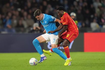 NAPLES, ITALY - MARCH 14: Miguel Gutierrez of SSC Napoli battles for possession with Lameck Banda of US Lecce during the Serie A match between SSC Napoli and US Lecce at Stadio Diego Armando Maradona on March 14, 2026 in Naples, Italy. (Photo by Francesco Pecoraro/Getty Images)