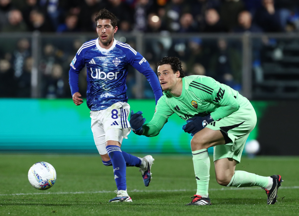 COMO, ITÁLIA - 15 DE MARÇO: Mile Suiler da AS Roma é abordado por Sergi Roberto de Como 1907 durante a partida da Série A entre Como 1907 e AS Roma no Estádio Giuseppe Sinigaglia em 15 de março de 2026 em Como, Itália. (Foto de Marco Luzani/Getty Images)