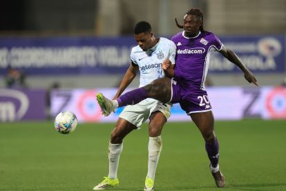 FLORENCE, ITALY - MARCH 22: Denzel Dumfries of FC Internazionale battles for the ball with Moise Kean of ACF Fiorentina during the Serie A match between ACF Fiorentina and FC Internazionale at Artemio Franchi on March 22, 2026 in Florence, Italy. (Photo by Gabriele Maltinti/Getty Images)