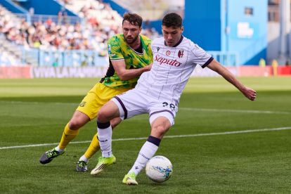 SASSUOLO, ITALY - MARCH 15: Nicolò Cambiaghi of Bologna FC competes for the ball with Sebastian Walukiewicz of US Sassuolo during the Serie A match between US Sassuolo Calcio and Bologna FC 1909 at Mapei Stadium Citta del Tricolore on March 15, 2026 in Sassuolo, Italy. (Photo by Emmanuele Ciancaglini/Getty Images)