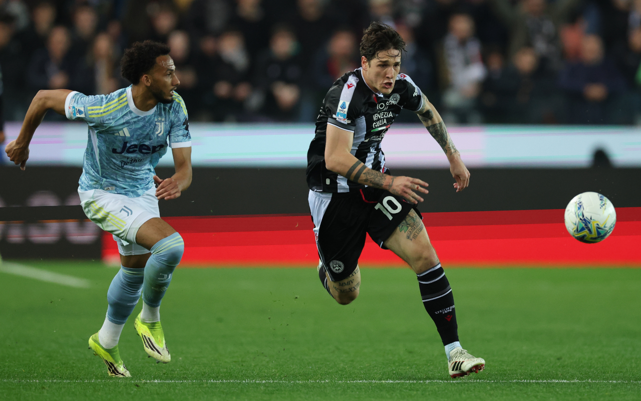 UDINE, ITÁLIA - 14 DE MARÇO: Nicolò Zaniolo da Udinese passa por Lloyd Kelly da Juventus durante a partida da Série A entre Udinese Calcio e Juventus FC no Stadio Friuli em 14 de março de 2026 em Udine, Itália. (Foto de Timothy Rogers/Getty Images)