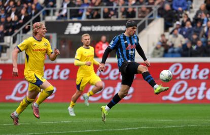BERGAMO, ITALY - MARCH 22: Nikola Krstovic of Atalanta shoots while under pressure from Andrias Edmundsson of Hellas Verona during the Serie A match between Atalanta BC and Hellas Verona FC at Gewiss Stadium on March 22, 2026 in Bergamo, Italy. (Photo by Francesco Scaccianoce/Getty Images)