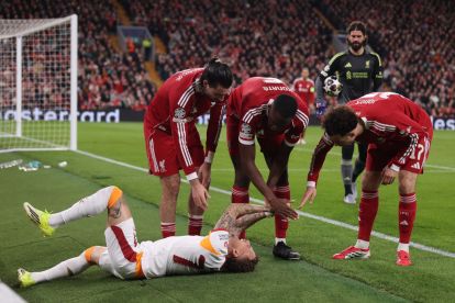 LIVERPOOL, ENGLAND - MARCH 18: Noa Lang of Galatasaray A.S. reacts to a thumb injury as Dominik Szoboszlai, Ibrahima Konate and Curtis Jones of Liverpool interact with him during the UEFA Champions League 2025/26 Round of 16 Second Leg match between Liverpool FC and Galatasaray SK at Anfield on March 18, 2026 in Liverpool, England. (Photo by Carl Recine/Getty Images)