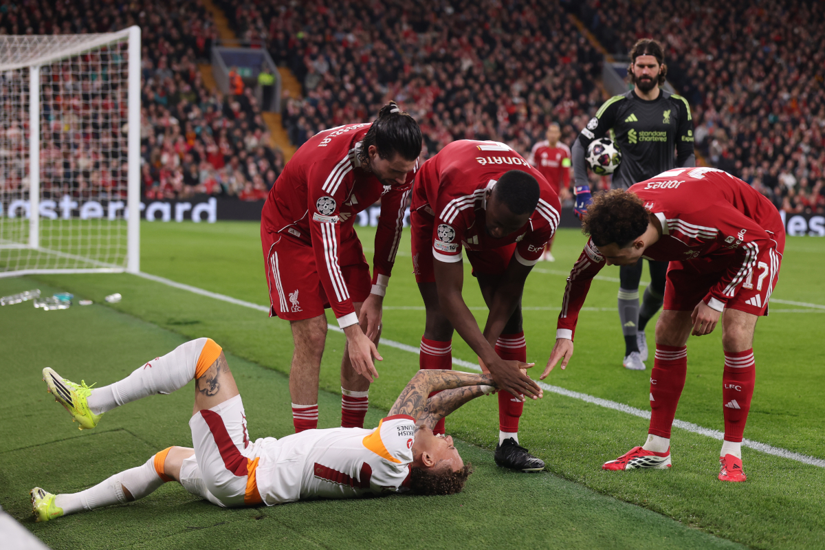 LIVERPOOL, ENGLAND - MARCH 18: Noa Lang of Galatasaray A.S. reacts to a thumb injury as Dominik Szoboszlai, Ibrahima Konate and Curtis Jones of Liverpool interact with him during the UEFA Champions League 2025/26 Round of 16 Second Leg match between Liverpool FC and Galatasaray SK at Anfield on March 18, 2026 in Liverpool, England. (Photo by Carl Recine/Getty Images)