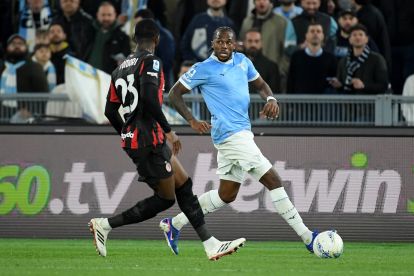 ROME, ITALY - MARCH 15: Nuno Tavares of SS Lazio compete for the ball with Fikayo Tomori of AC MIlan during the Serie A match between SS Lazio and AC Milan at Stadio Olimpico on March 15, 2026 in Rome, Italy. (Photo by Marco Rosi - SS Lazio/Getty Images)