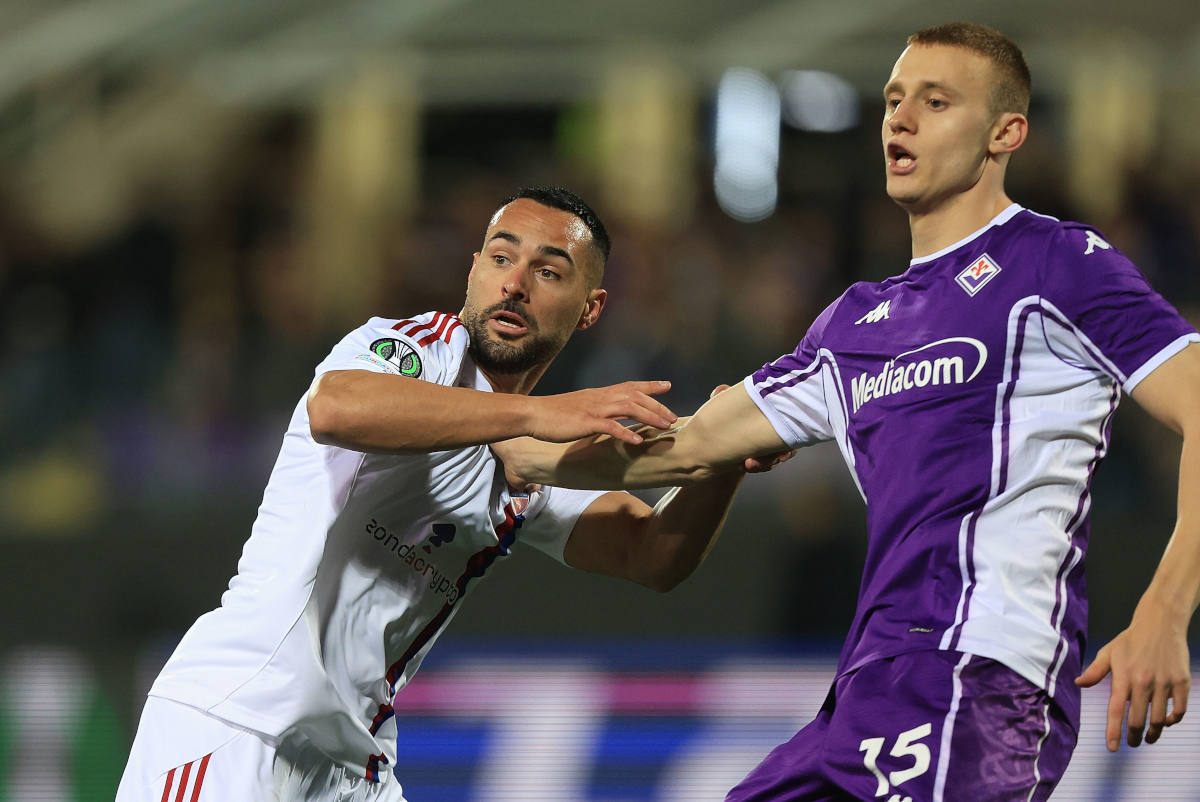 FLORENÇA, ITÁLIA - 12 DE MARÇO: Ivy Lopez, de Rakow Czestochowa, luta pela bola com Pietro Comuzzo, da ACF Fiorentina, durante a partida de primeira mão das oitavas de final da UEFA Conference League 2025/26 entre ACF Fiorentina e Rakow Czestochowa no Stadio 2020 em Florença, Itália. (Foto de Gabriel Mulanti/Getty Images)
