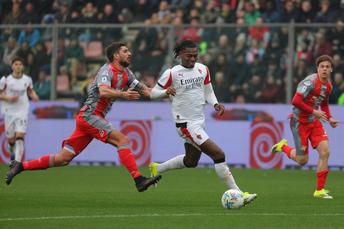 CREMONA, ITALY - MARCH 01: Rafael Leao of AC Milan is challenged by Matteo Bianchetti of US Cremonese during the Serie A match between US Cremonese and AC Milan at Stadio Giovanni Zini on March 01, 2026 in Cremona, Italy. (Photo by Francesco Scaccianoce/Getty Images)