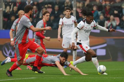CREMONA, ITALY - MARCH 01: Rafael Leao of AC Milan in action during the Serie A match between US Cremonese and AC Milan at Stadio Giovanni Zini on March 01, 2026 in Cremona, Italy. (Photo by Francesco Scaccianoce/Getty Images)