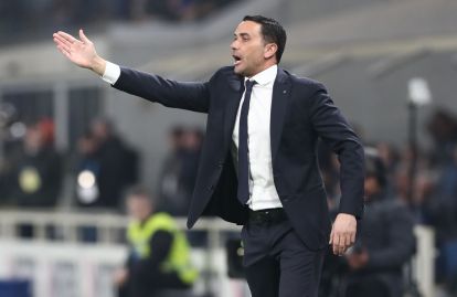 BERGAMO, ITALY - MARCH 07: Atalanta BC coach Raffaele Palladino issues instructions to his players during the Serie A match between Atalanta BC and Udinese Calcio at New Balance Arena on March 07, 2026 in Bergamo, Italy. (Photo by Marco Luzzani/Getty Images)