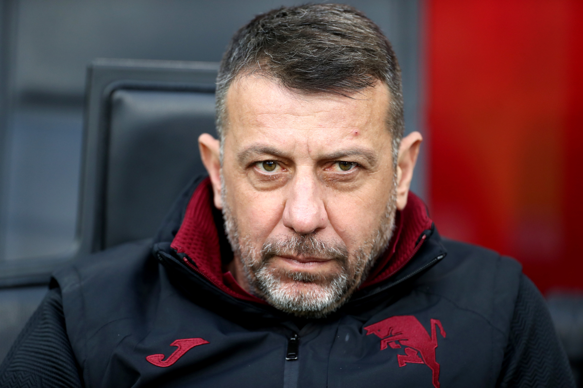 MILÃO, ITÁLIA - 21 DE MARÇO: O técnico do Torino, Roberto D'Avarza, assiste à partida da Série A entre AC Milan e Torino FC no Estádio Giuseppe Mesa em 21 de março de 2026 em Milão, Itália. (Foto de Marco Luzani/Getty Images)