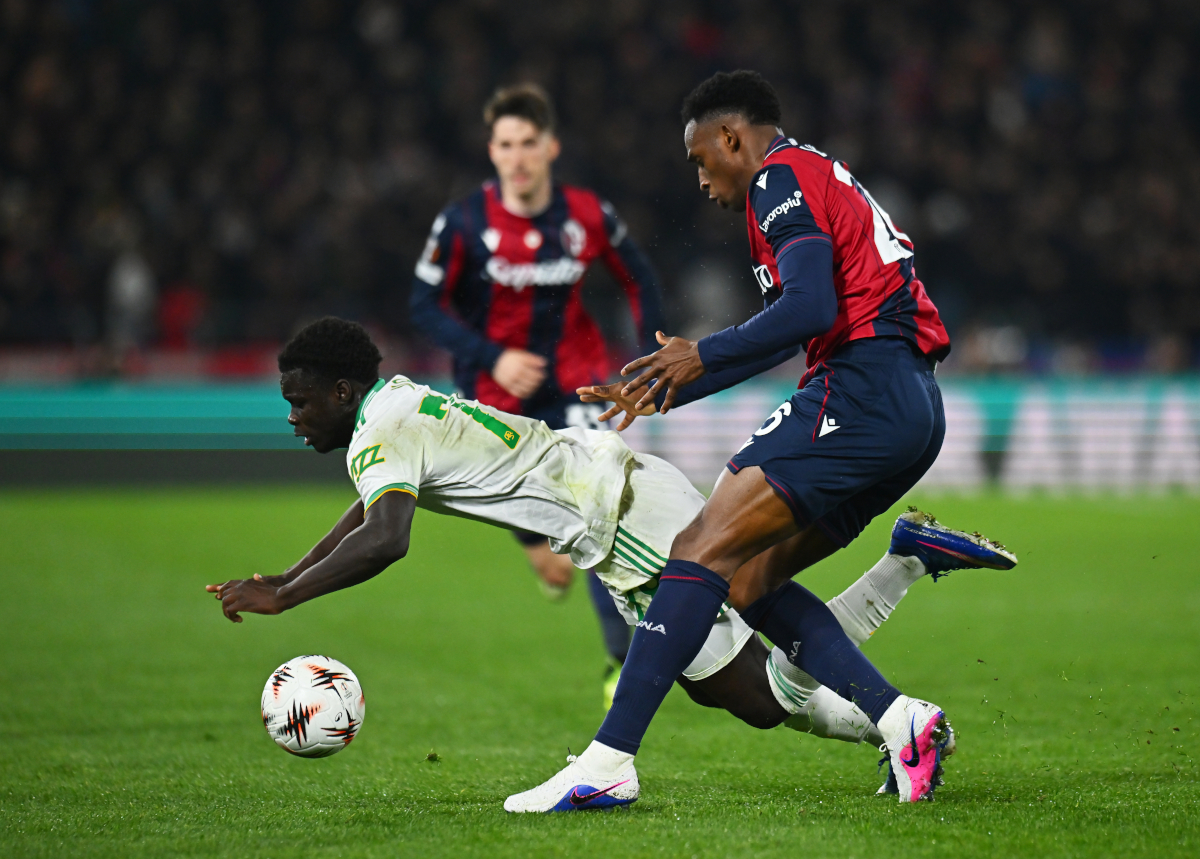 BOLONHA, ITÁLIA - 12 DE MARÇO: Robinio Vaz, da AS Roma, é desafiado por John Lucumi, do Bolonha, durante a partida de primeira mão das oitavas de final da UEFA Europa League 2025/26 entre Bologna FC 1909 e AS Roma no Stadio Renato Dall'Ara em Bolonha, Itália, 1262012019. (Foto de Alessandro Sabattini / Getty Images)