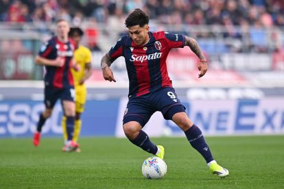 BOLOGNA, ITALY - MARCH 08: Santiago Castro of Bologna controls the ball during the Serie A match between Bologna FC 1909 and Hellas Verona FC at Renato Dall'Ara Stadium on March 08, 2026 in Bologna, Italy. (Photo by Alessandro Sabattini/Getty Images)