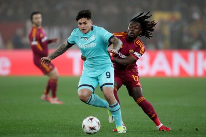 ROME, ITALY - MARCH 19: Santiago Castro of Bologna is challenged by Manu Kone of AS Roma during the UEFA Europa League 2025/26 Round of 16 Second Leg match between AS Roma and Bologna FC 1909 at Stadio Olimpico on March 19, 2026 in Rome, Italy. (Photo by Paolo Bruno/Getty Images)