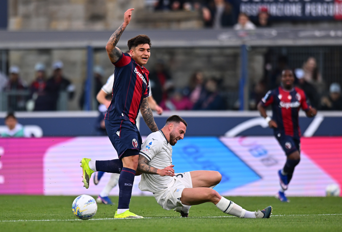 BOLOGNA, ITÁLIA - 22 DE MARÇO: Santiago Castro de Bolonha e Mario Gila da Lazio competem pela bola durante a partida da Série A entre Bologna FC 1909 e SS Lazio no Estádio Renato Dall'Ara em 22 de março de 2026 na Itália. (Foto de Alessandro Sabattini/Getty Images)