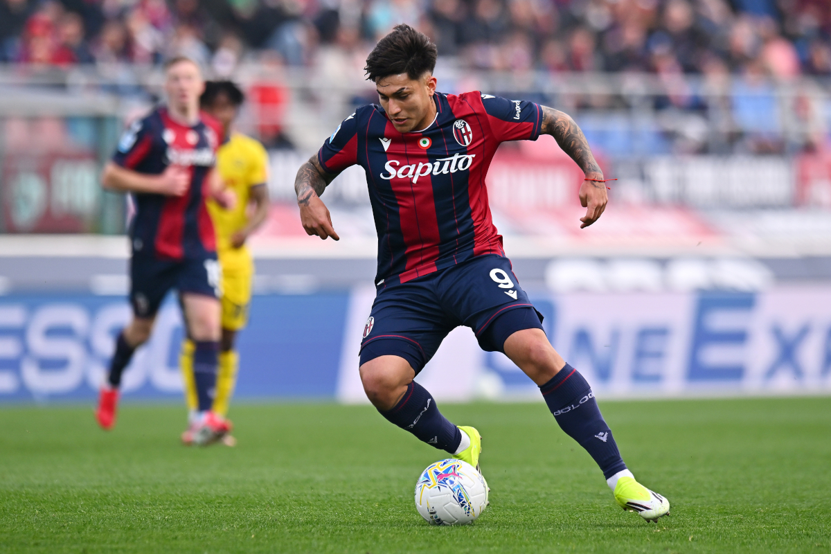 BOLOGNA, ITALY - MARCH 08: Santiago Castro of Bologna controls the ball during the Serie A match between Bologna FC 1909 and Hellas Verona FC at Renato Dall'Ara Stadium on March 08, 2026 in Bologna, Italy. (Photo by Alessandro Sabattini/Getty Images)