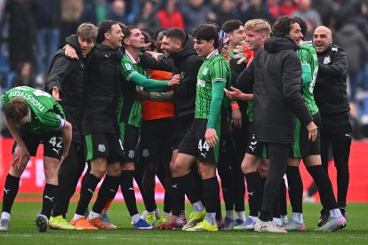 SASSUOLO, ITALY - MARCH 01:  Fabio Grosso head coach of US Sassuolo celebrates with his team during the Serie A match between US Sassuolo Calcio and Atalanta BC at Mapei Stadium Citta del Tricolore on March 01, 2026 in Sassuolo, Italy. (Photo by Alessandro Sabattini/Getty Images)