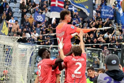 CAGLIARI, ITALY - MARCH 07: Sebastiano Esposito of Cagliari celebrates his goal 1-1 with team mates during the Serie A match between Cagliari Calcio and Como 1907 at Stadio Sant'Elia on March 07, 2026 in Cagliari, Italy. (Photo by Enrico Locci/Getty Images)