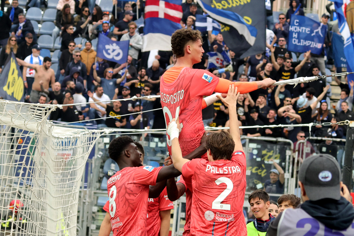 CAGLIARI, ITALY - MARCH 07: Sebastiano Esposito of Cagliari celebrates his goal 1-1 with team mates during the Serie A match between Cagliari Calcio and Como 1907 at Stadio Sant'Elia on March 07, 2026 in Cagliari, Italy. (Photo by Enrico Locci/Getty Images)