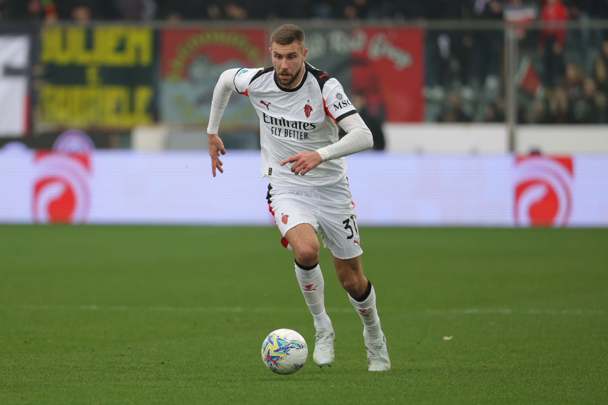 CREMONA, ITALY - MARCH 01: Strahinja Pavlovic of AC Milan runs with the ball during the Serie A match between US Cremonese and AC Milan at Stadio Giovanni Zini on March 01, 2026 in Cremona, Italy. (Photo by Francesco Scaccianoce/Getty Images)