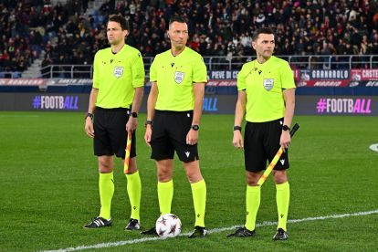 Судья Свен Яблонски и его помощники на матче Лиги Европы.