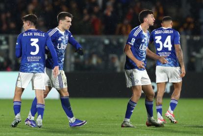 COMO, ITALY - MARCH 15: Anastasios Douvikas of Como 1907 celebrates with his team-mates after scoring their team's first goal during the Serie A match between Como 1907 and AS Roma at Giuseppe Sinigaglia Stadium on March 15, 2026 in Como, Italy. (Photo by Marco Luzzani/Getty Images)