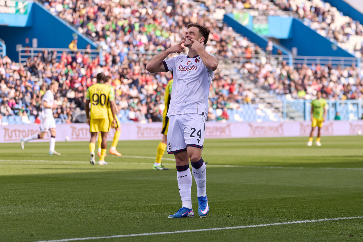 SASSUOLO, ITALY - MARCH 15: Thijs Dallinga of Bologna FC celebrates after scoring his team's first goal during the Serie A match between US Sassuolo Calcio and Bologna FC 1909 at Mapei Stadium Citta del Tricolore on March 15, 2026 in Sassuolo, Italy. (Photo by Emmanuele Ciancaglini/Getty Images)