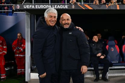 BOLOGNA, ITALY - MARCH 12: Gian Piero Gasperini, Head Coach of AS Roma, embraces Vincenzo Italiano, Head Coach of Bologna, prior to the UEFA Europa League 2025/26 Round of 16 First Leg match between Bologna FC 1909 and AS Roma at Stadio Renato Dall'Ara on March 12, 2026 in Bologna, Italy. (Photo by Alessandro Sabattini/Getty Images)