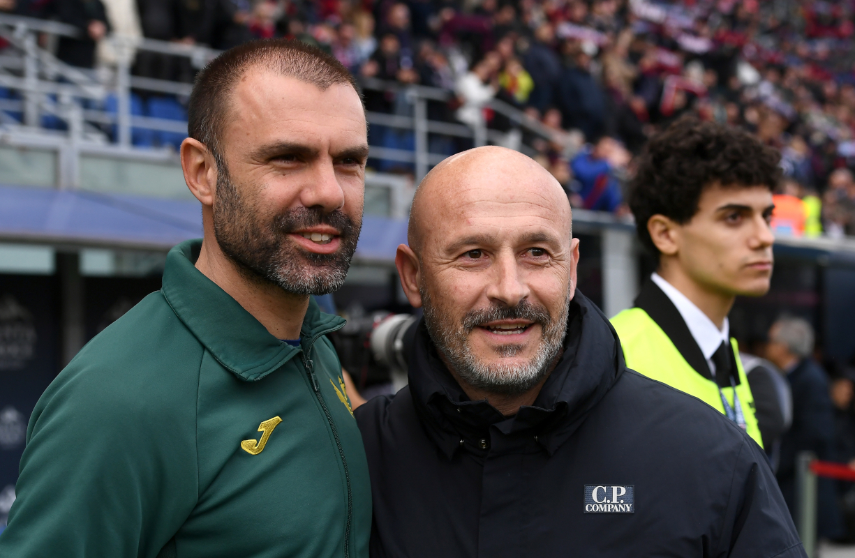 BOLOGNA, ITALY - MARCH 08: Paolo Sammarco, Interim Head Coach of Hellas Verona, embraces Vincenzo Italiano, Head Coach of Bologna, prior to the Serie A match between Bologna FC 1909 and Hellas Verona FC at Renato Dall'Ara Stadium on March 08, 2026 in Bologna, Italy. (Photo by Alessandro Sabattini/Getty Images)