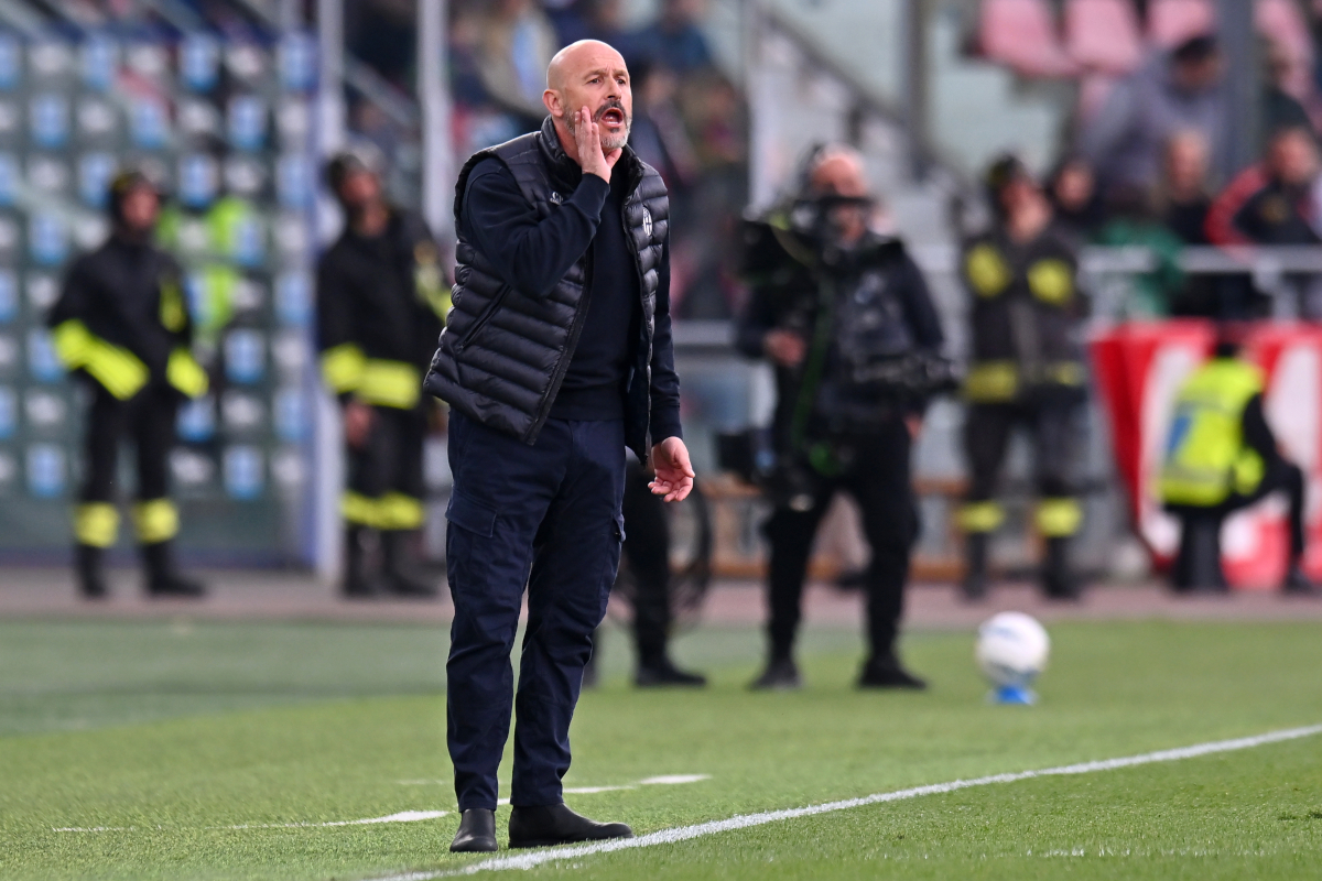 BOLOGNA, ITALY - MARCH 22: Vincenzo Italiano, Head Coach of Bologna, talks to his team from the sidelines during the Serie A match between Bologna FC 1909 and SS Lazio at Renato Dall'Ara Stadium on March 22, 2026 in Bologna, Italy. (Photo by Alessandro Sabattini/Getty Images)