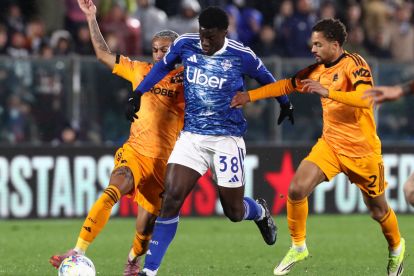 COMO, ITALY - MARCH 15: Assane Diao of Como 1907 is challenged by Wesley and Devyne Rensch of AS Roma during the Serie A match between Como 1907 and AS Roma at Giuseppe Sinigaglia Stadium on March 15, 2026 in Como, Italy. (Photo by Marco Luzzani/Getty Images)