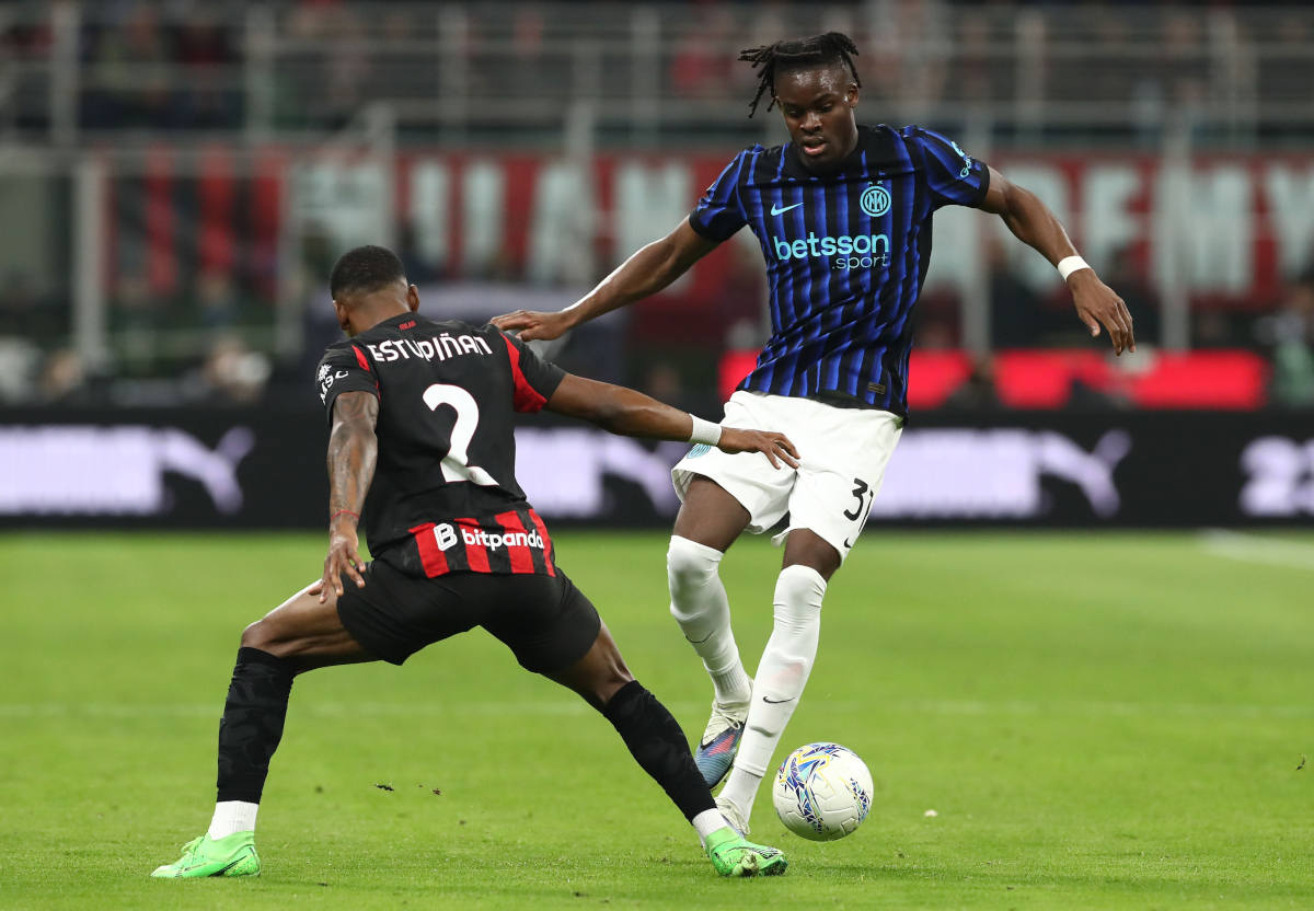 MILAN, ITALY - MARCH 08: Yann Bisseck of Inter competes for the ball with Pervis Estupinanof AC Milan during the Serie A match between AC Milan and FC Internazionale at Giuseppe Meazza Stadium on March 08, 2026 in Milan, Italy. (Photo by Marco Luzzani/Getty Images)