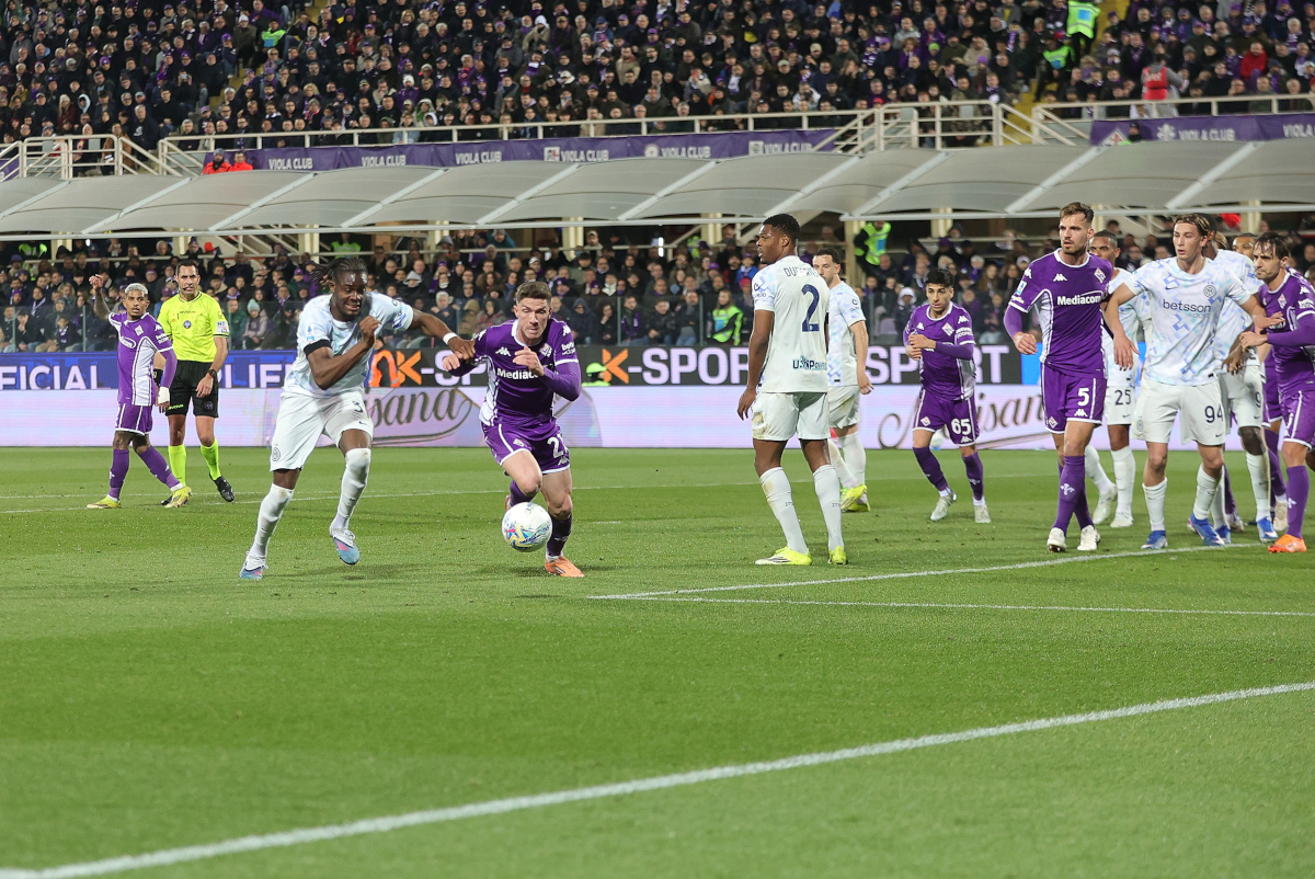 FLORENCE, ITALY - MARCH 22: Yann Bisseck of FC Internazionale and Robin Gosens of ACF Fiorentina in action during the Serie A match between ACF Fiorentina and FC Internazionale at Artemio Franchi on March 22, 2026 in Florence, Italy. (Photo by Gabriele Maltinti/Getty Images)