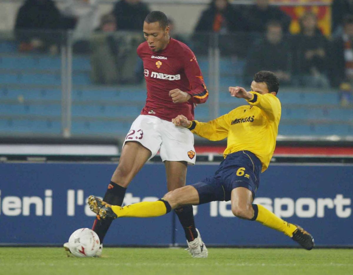 ROMA, ITALIA - 14 DICEMBRE: John Carew della Roma in azione durante la partita di Serie A AS Roma-Modena giocata allo Stadio Olimpico il 14 dicembre 2003 a Roma, Italia. (Foto di Getty Images)