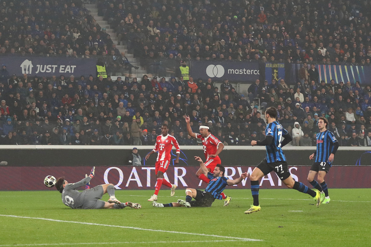 BERGAMO, ITALY - MARCH 10: Serge Gnabry of FC Bayern Munich scores his team's third goal during the UEFA Champions League 2025/26 Round of 16 First Leg match between Atalanta BC and FC Bayern München at Stadio di Bergamo on March 10, 2026 in Bergamo, Italy. (Photo by Marco Luzzani/Getty Images)