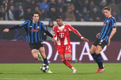 BERGAMO, ITALY - MARCH 10: Michael Olise of FC Bayern Munich is challenged by Lorenzo Bernasconi and Mario Pasalic of Atalanta during the UEFA Champions League 2025/26 Round of 16 First Leg match between Atalanta BC and FC Bayern München at Stadio di Bergamo on March 10, 2026 in Bergamo, Italy. (Photo by Marco Luzzani/Getty Images)