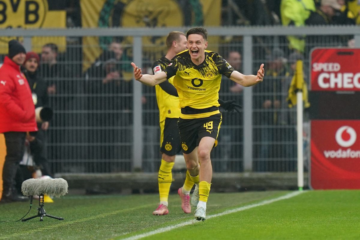 DORTMUND, ALEMANHA - 14 DE MARÇO: Luca Reggiani do Borussia Dortmund comemora o segundo gol de seu time durante a partida da Bundesliga entre Borussia Dortmund e FC Augsburg no Signal Iduna Park em 14 de março de 2026 em Dortmund, Alemanha. (Foto de Fabio Dinert/Getty Images)