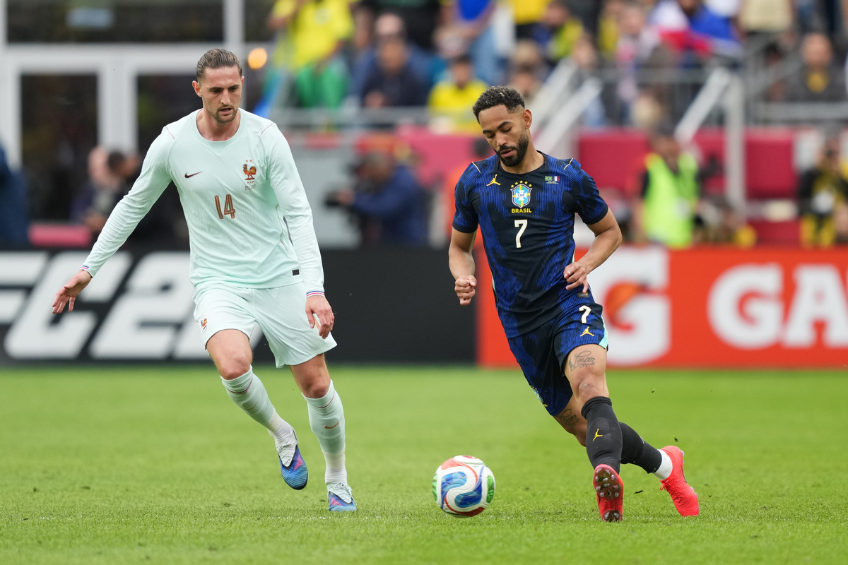FOXBOROUGH, MASSACHUSETTS - MARCH 26: Matheus Cunha of Brazil runs with the ball against Adrien Rabiot of France during the international friendly match between Brazil and France at Gillette Stadium on March 26, 2026 in Foxborough, Massachusetts. (Photo by Michael Owens/Getty Images)