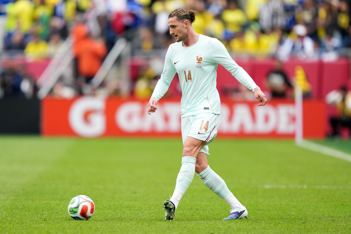 FOXBORO, MASSACHUSETTS - 26 DE MARÇO: Adrien Rabiot da França chuta a bola durante o amistoso internacional entre Brasil e França em 26 de março de 2026 em Foxboro, Massachusetts. (Foto de Michael Owens/Getty Images)