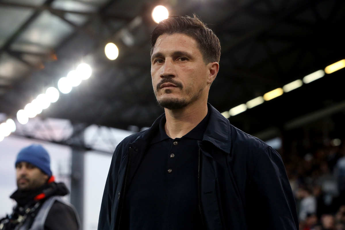 Cagliari, Itália - 20 de março: O técnico do Cagliari, Fabio Pisacane, assiste à partida da Série A entre Cagliari Calcio e SSC Napoli no Stadio Sant'Elia em 20 de março de 2026 em Cagliari, Itália. (Foto de Enrico Loci/Getty Images)