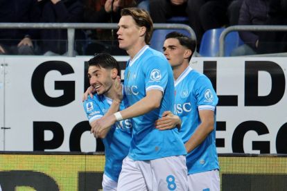 CAGLIARI, ITALY - MARCH 20: Scott Francis Mctominay of Napoli celebrates his goal 0-1 with the team-mates during the Serie A match between Cagliari Calcio and SSC Napoli at Stadio Sant'Elia on March 20, 2026 in Cagliari, Italy. (Photo by Enrico Locci/Getty Images)