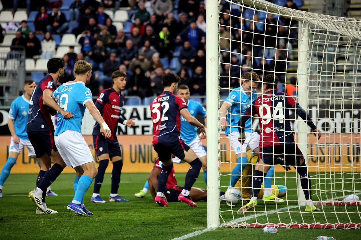 CAGLIARI, ITALY - MARCH 20: Scott Francis Mctominay of Napoli scores his goal 0-1 during the Serie A match between Cagliari Calcio and SSC Napoli at Stadio Sant'Elia on March 20, 2026 in Cagliari, Italy. (Photo by Enrico Locci/Getty Images)