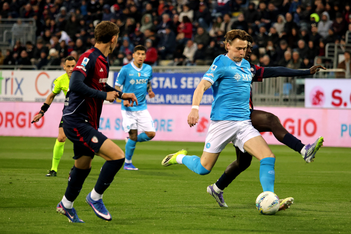 CAGLIARI, ITALY - MARCH 20: Scott Francis Mctominay of Napoli kicks the ball under pressure during the Serie A match between Cagliari Calcio and SSC Napoli at Stadio Sant'Elia on March 20, 2026 in Cagliari, Italy. (Photo by Enrico Locci/Getty Images)