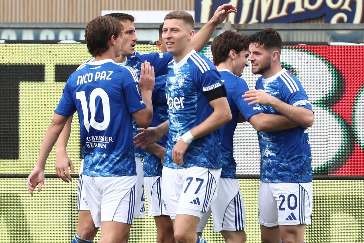 COMO, ITALY - MARCH 22: Martin Baturina of Como 1907 celebrates with his team-mates after scoring their team's third goal during the Serie A match between Como 1907 and Pisa SC at Giuseppe Sinigaglia Stadium on March 22, 2026 in Como, Italy. (Photo by Marco Luzzani/Getty Images)
