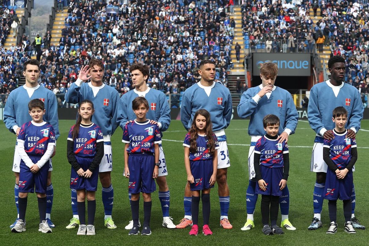 COMO, ITALY - MARCH 22: Como 1907 team line up during the Serie A match between Como 1907 and Pisa SC at Giuseppe Sinigaglia Stadium on March 22, 2026 in Como, Italy. (Photo by Marco Luzzani/Getty Images)